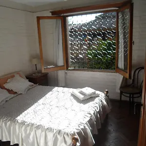 https://la-casa-de-fernanda.hotelsmendoza.com